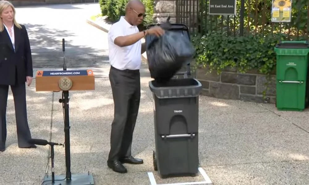 Νέα Υόρκη: "Καμπάνια" για τα... απορρίμματα παρουσίασε ο δήμαρχος, προκαλώντας γέλια και σχόλια στα κοινωνικά δίκτυα